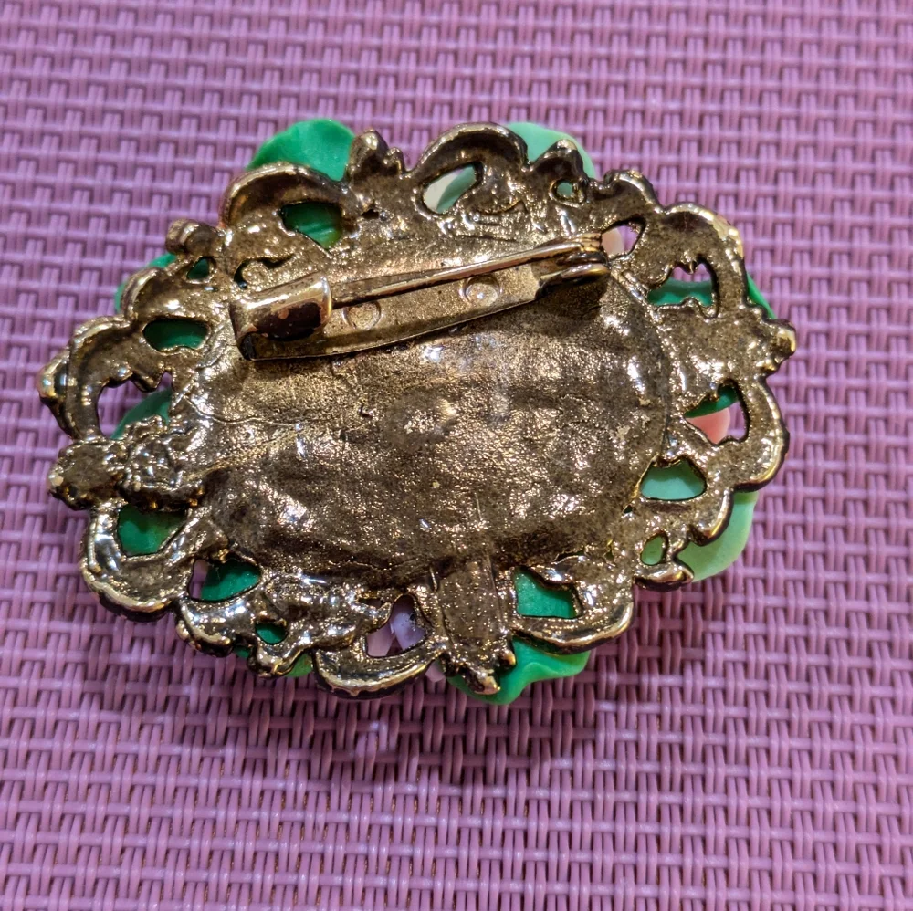 Jewelry - Brooch